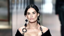 &bdquo;Fendi&ldquo; 2021 m. pavasario ir vasaros auk&scaron;tosios mados kolekcijos modelis: Demi Moore