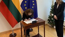 Allison Reed para&scaron;u užtvirtina priesaiką Lietuvai.