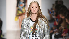 &bdquo;Jeremy Scott&ldquo; 2018 m. pavasario ir vasaros kolekcijos modelis