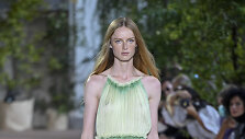 &bdquo;Alberta Ferretti&ldquo; 2021 m. pavasario ir vasaros kolekcijos modelis