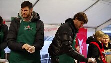 Broliai Lavrinovičiai ir Simas Jasaitis labdaros akcijoje &bdquo;Maltiečių sriuba&ldquo;