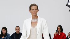 &bdquo;Victoria Beckham&ldquo; 2019 m. pavasario ir vasaros kolekcijos modelis