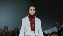 &bdquo;Oscar de la Renta&ldquo; 2016 m. rudens-žiemos kolekcijos modelis