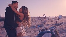 Ariana Grande ir Donas&nbsp;Benjaminas vaizdo klipe &bdquo;Into You&ldquo;