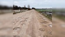 Žmonės juokauja, kad Kėdainių rajono keliai yra kaip Marso kanjonai. Į kaimus patekti galima tik džipu arba traktoriumi.