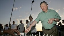 A.Karpovas žais &scaron;achmatais su kaliniais