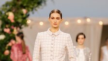 &bdquo;Chanel&ldquo; 2021 m. pavasario ir vasaros auk&scaron;tosios mados kolekcijos modelis