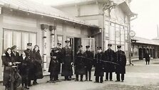 Kretingos geležinkelio stoties darbuotojai perone XX a. 4-as de&scaron;. Lietuvos geležinkelių muziejaus nuotr.