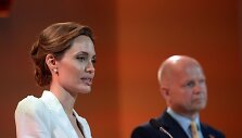 Aktorė Angelina Jolie ir Jungtinės Karalystės užsienio reikalų sekretorius Williamas Hague'as