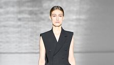 &bdquo;Givenchy&ldquo; 2019 m. pavasario ir vasaros kolekcijos modelis