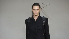 &bdquo;Olivier Theyskens&ldquo; 2019 m. pavasario ir vasaros kolekcijos modelis