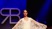 Renato Balestra 2016 m. pavasario-vasaros auk&scaron;tosios mados kolekcijos modelis