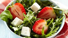Bra&scaron;kių salotos su feta 