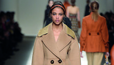 &bdquo;Fendi&ldquo; 2015 m. rudens kolekcijos modelis