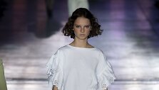 &bdquo;Alberta Ferretti&ldquo; 2019 m. pavasario ir vasaros kolekcijos modelis