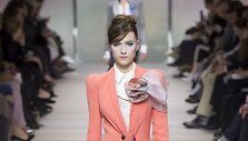 &bdquo;Giorgio Armani Priv&eacute;&ldquo; 2018 m. pavasario ir vasaros auk&scaron;tosios mados kolekcijos modelis