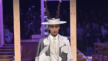 Thomo Browne&rsquo;o 2016 m. pavasario-vasaros kolekcijos modelis