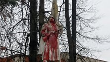 Žasliuose raudonu skysčiu apipiltas sovietinio kario paminklas