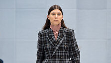 &bdquo;Balenciaga&ldquo; 2016 m. rudens-žiemos kolekcijos modelis