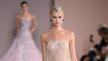 &bdquo;Giorgio Armani Priv&eacute;&ldquo; 2019&ndash;2020 m. rudens ir žiemos auk&scaron;tosios mados kolekcijos modelis