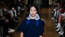 &bdquo;Stella McCartney&ldquo; 2020 m. pavasario ir vasaros kolekcijos modelis