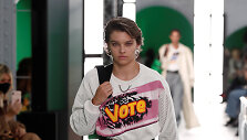 &bdquo;Louis Vuitton&ldquo; 2021 m. pavasario ir vasaros kolekcijos modelis