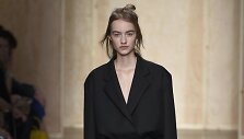 &bdquo;DKNY&ldquo; 2016 m. rudens-žiemos kolekcijos modelis