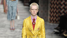 &bdquo;Gucci&ldquo; 2016 m. pavasario-vasaros kolekcijos modelis