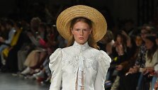 &bdquo;John Galliano&ldquo; 2019 m. pavasario ir vasaros kolekcijos modelis