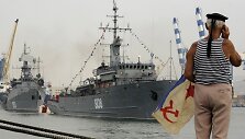 Vyras žiūri Rusijos karinių laivų paradą
