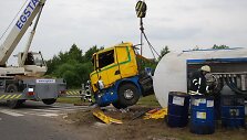 Apvirto dyzeliną gabenęs vilkikas. 