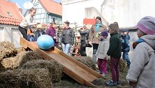 Milžini&scaron;kų kiau&scaron;inių ridenimas sudomino mažuosius klaipėdiečius.
