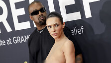 Kanye Westas su žmona Bianca Censori ant &bdquo;Grammy&ldquo; raudonojo kilimo