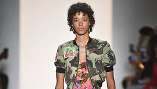 &bdquo;Jeremy Scott&ldquo; 2018 m. pavasario ir vasaros kolekcijos modelis