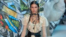 &bdquo;Alexander McQueen&ldquo; 2019 m. pavasario ir vasaros kolekcijos modelis