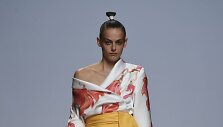 &bdquo;Valentin Yudashkin&ldquo; 2019 m. pavasario ir vasaros kolekcijos modelis