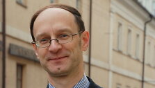 &bdquo;Kai valstybės tarnyboje atsiranda specialus vadybininkų sluoksnis, ne tik valstybė, visuomenė, bet ir jie patys sau kelia kiek kitokius, specialius reikalavimus. Taigi sustiprėja jų motyvacija didinti vadybos, vadovavimo, lyderystės gebėjimus, netgi savoti&scaron;kai konkuruoti tarpusavyje. Tampa nebeįman