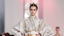&bdquo;Elie Saab&ldquo; 2019&ndash;2020 m. rudens ir žiemos auk&scaron;tosios mados kolekcijos modelis
