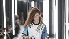 &bdquo;Louis Vuitton&ldquo; 2019 m. pavasario ir vasaros kolekcijos modelis