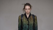 &bdquo;Olivier Theyskens&ldquo; 2019 m. pavasario ir vasaros kolekcijos modelis