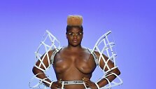 &bdquo;Chromat&ldquo; 2020 m. pavasario ir vasaros kolekcijos modelis
