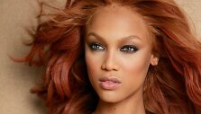 Tyra Banks su 10 mln. JAV dolerių kainuojančia &bdquo;Heavenly 70 Fantasy Bra&ldquo; liemenėle (2004 m.)