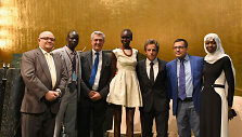 Esmail Dezhbod, Yiech Pur Biel, Filippo Grandi, Alek Wek, Ben Stiller, Tika Acharya ir Emi Mahmoud dalyvauja UNHCR peticijos #Supabėgėliais įteikimo ceremonijoje JT Generalinės asamblėjos salėje JT, Niujorke.