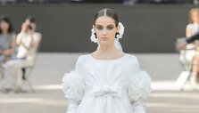 Camille Hurel vilki &bdquo;Chanel&ldquo; 2017&ndash;2018 m. rudens-žiemos kolekcijos vestuvinę suknelę