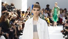 &bdquo;Dries Van Noten&ldquo; 2019 m. pavasario ir vasaros kolekcijos modelis