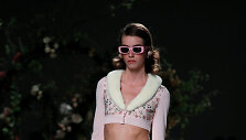 &bdquo;Blumarine&ldquo; 2021 m. pavasario ir vasaros kolekcijos modelis