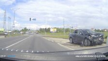 Sudaužytas &bdquo;Volvo&ldquo; automobilis įvykio vietoje