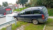 Kėdainių centre atitvarus pralaužęs &bdquo;Opel&ldquo; markės automobilis pakibo ant &scaron;laito