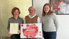 Lina Norvai&scaron;ienė AVON pardavimų skyriaus vadovė ir Au&scaron;ra Bružienė NKLA prezidentė