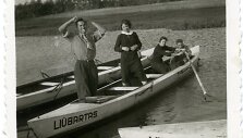 Jachtklubo nariai prie savo laivų